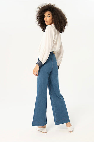 Wide-Legged Jeans With Patch Pockets in Blue