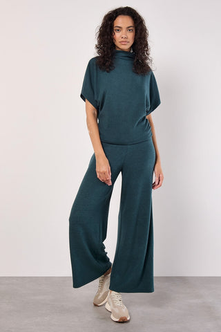 Soft-Touch Wide-Legged Trousers in Green