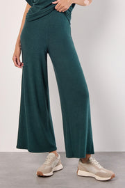 Soft-Touch Wide-Legged Trousers in Green