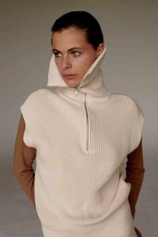 Sleeveless Turtleneck Sweater in Light-Grey Mélange